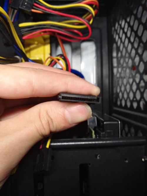 如何在已安裝固態(tài)硬盤的電腦上正確安裝機(jī)械硬盤